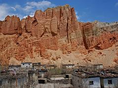 
Lower Drakmar (3820m, Red Crag) is set in a beautiful area with large tracts of terraced fields set against red cliffs. Above the houses of Lower Drakmar are many ancient cave dwellings.
